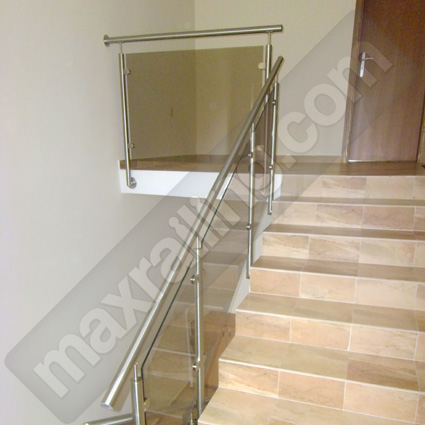 парапет със стъкло